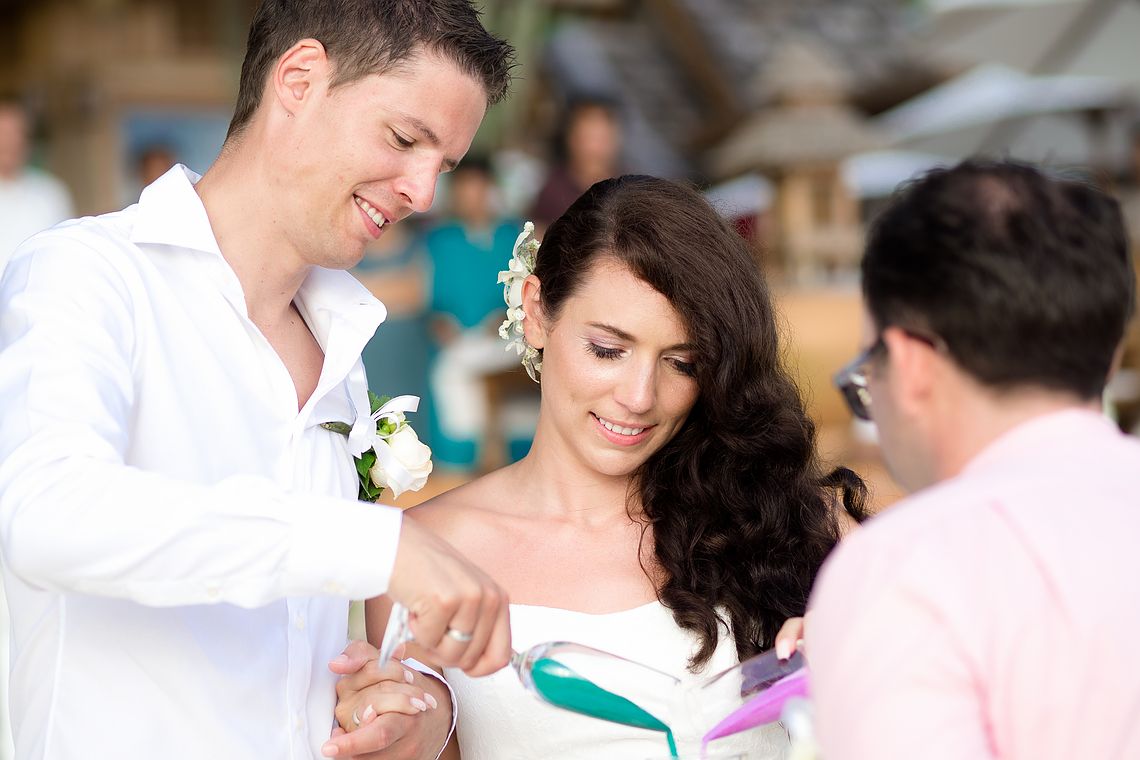 Heiraten auf Koh Yao Yai - Das Brautpaar gießt gemeinsam Sand in eine Gefäß ein. Sandzeremonie