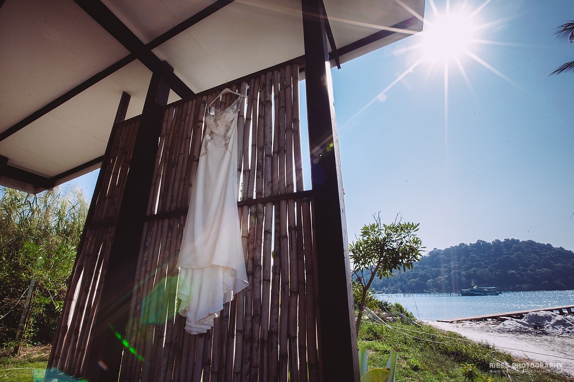 Heiraten in Thailand: Hochzeitskleid hängt im Freien.