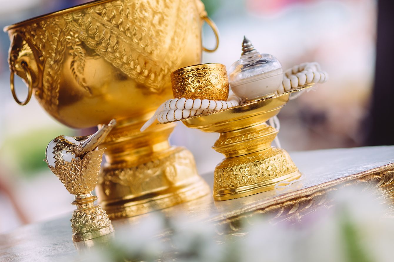 Heiraten in Thailand . Utensilien zur Wasserzeremonie einer buddhistischen Hochzeit auf Koh Lipe