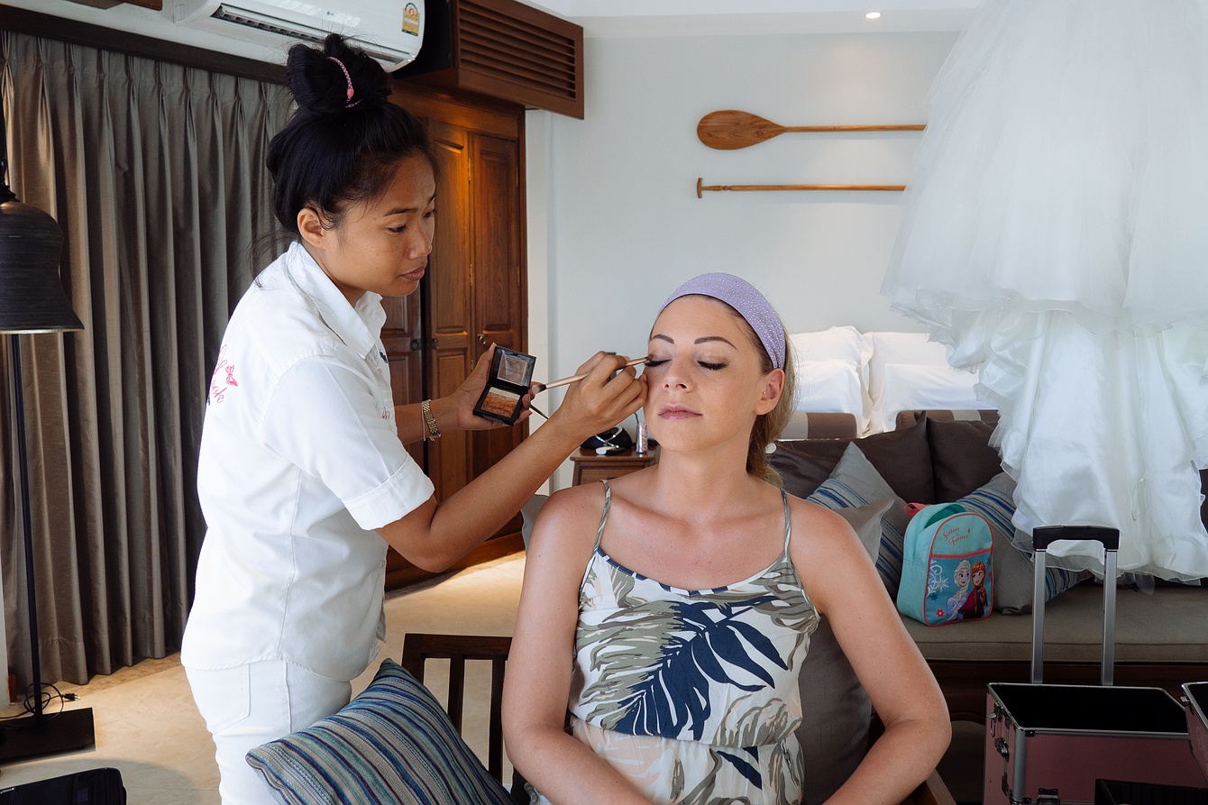 Braut-Makeup für eine Strandhochzeit auf Koh Samui.
