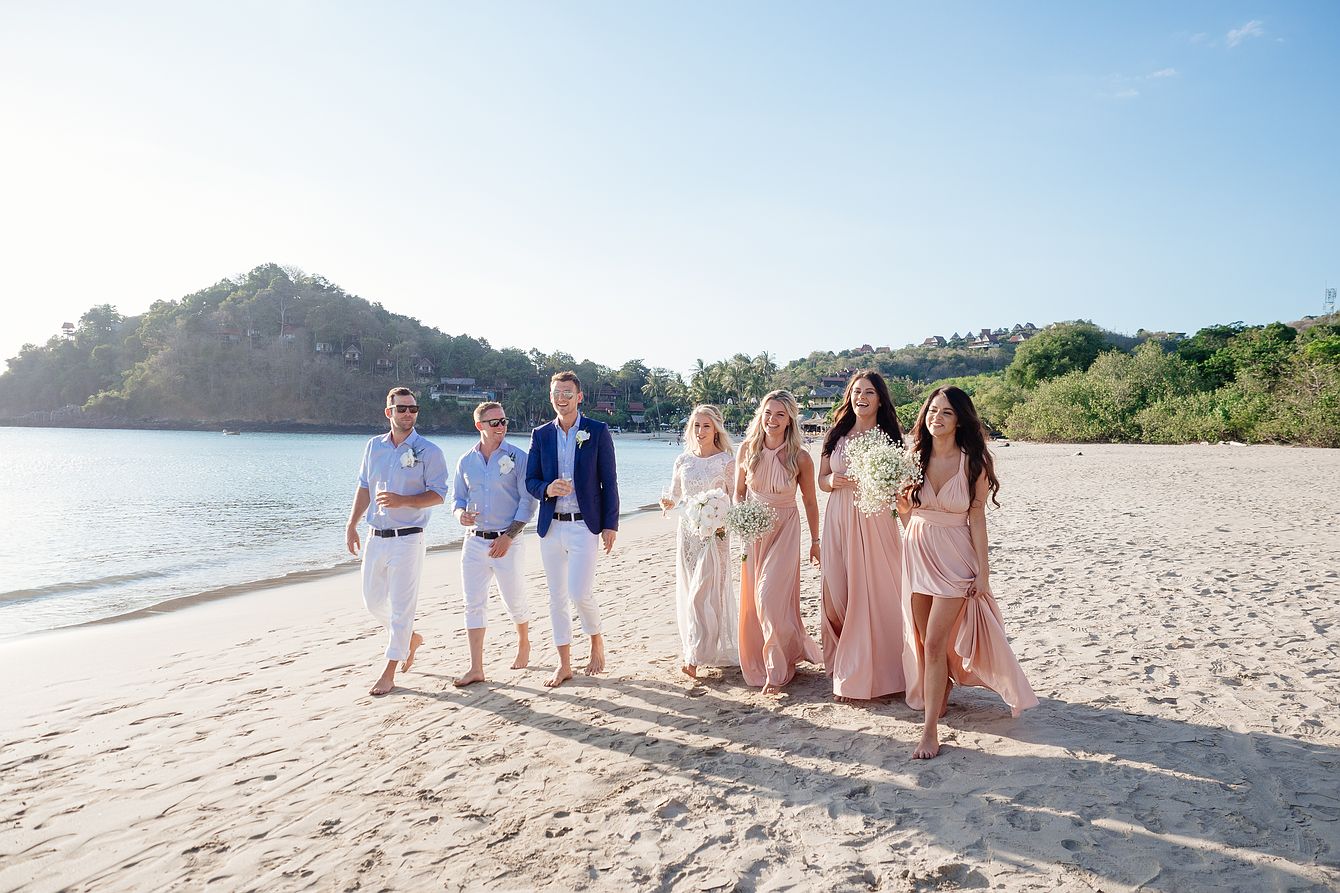 Hochzeitsgäste am Strand von Koh Lanta