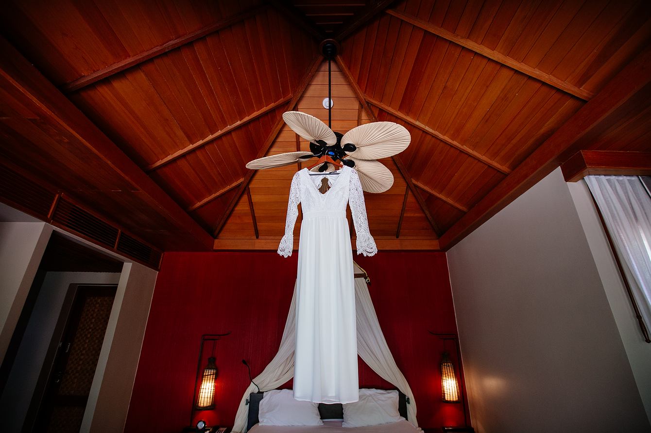 Strandhochzeit Koh Phangan. Das Brautkleid hängt am Deckenventilator der Pool Villa