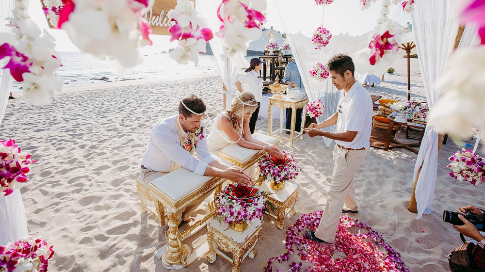 Elopement Hochzeit. Brautpaar am Strand bei einer buddhistischen Mönchssegnung