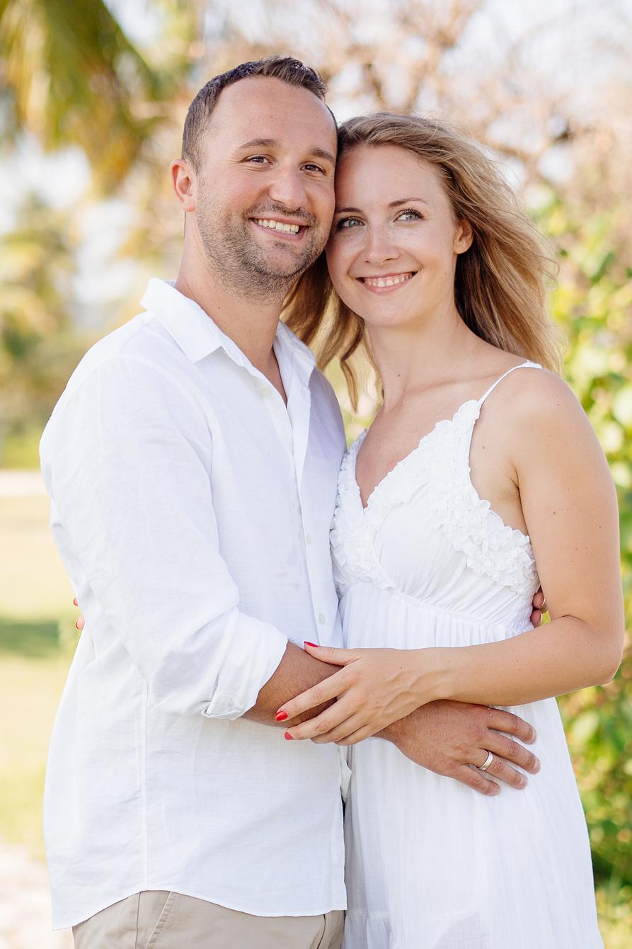 Elopement Heiraten in Thailand. Brautpaar umarmt sich am Strand von Koy Yao Yai.