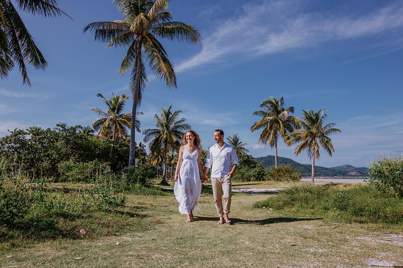 Brautpaar am Traumstrand in Thailand