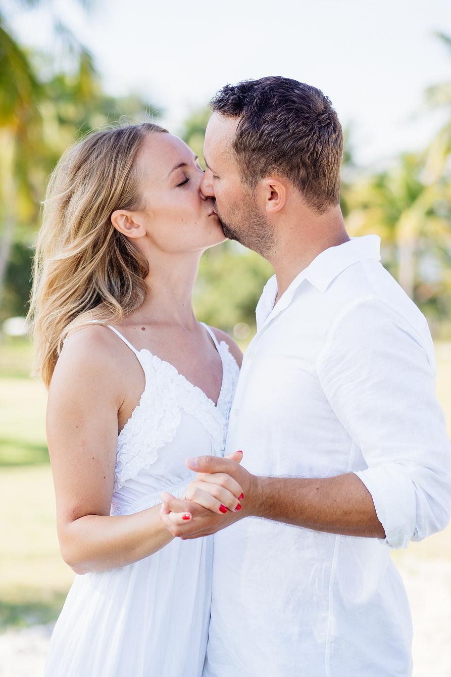 Hochzeitspaar küsst sich