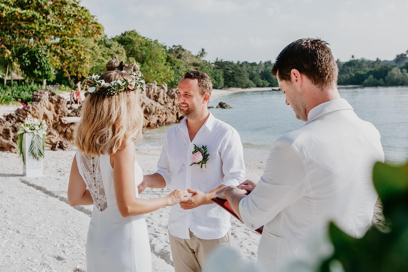 Eleopment Heiraten in Thailand, Brautpaar Strandhochzeit, Zeremonie am Strand