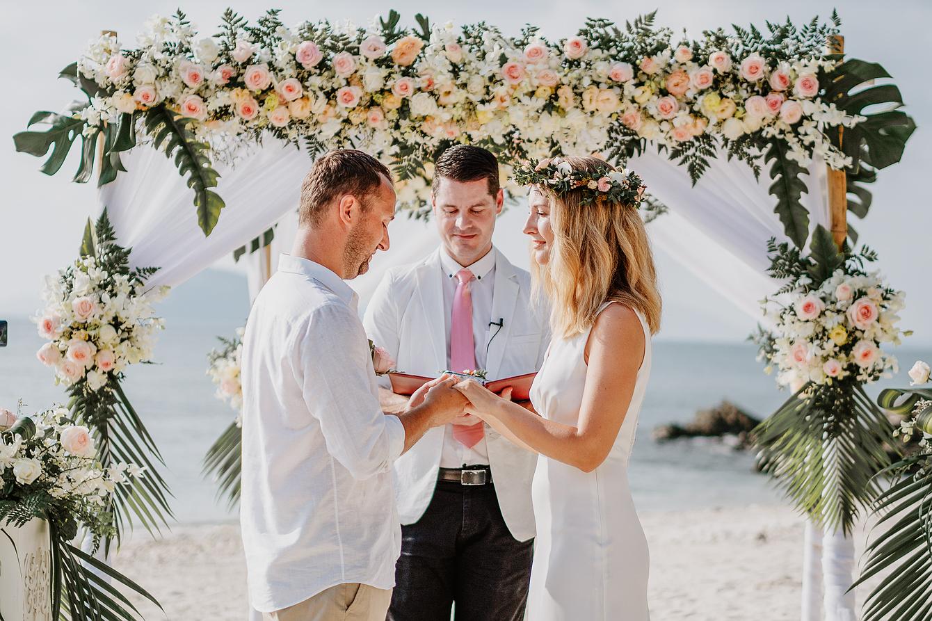 Eleopment Heiraten in Thailand, Brautpaar, Strandhochzeit, Ringtausch, Hochzeitszeremonie