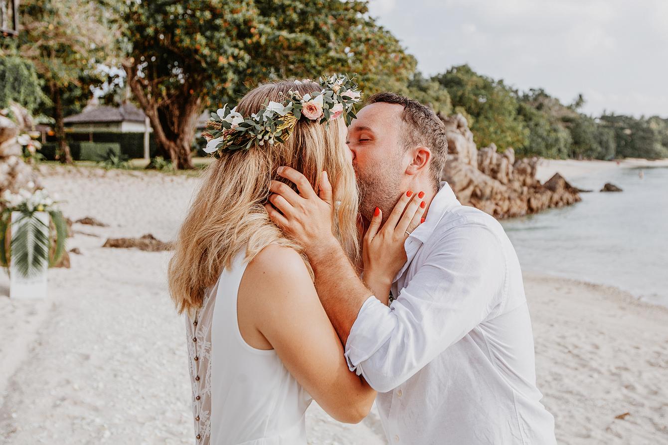 Eleopment Heiraten in Thailand, Brautpaar küsst sich am Strand nach der Zeremonie