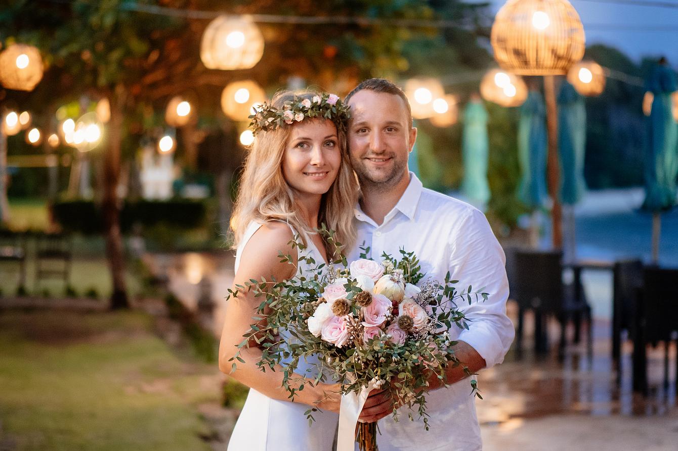 Elopement Hochzeit. Brautpaar mit Bautstrauß am Abend der Hochzeit