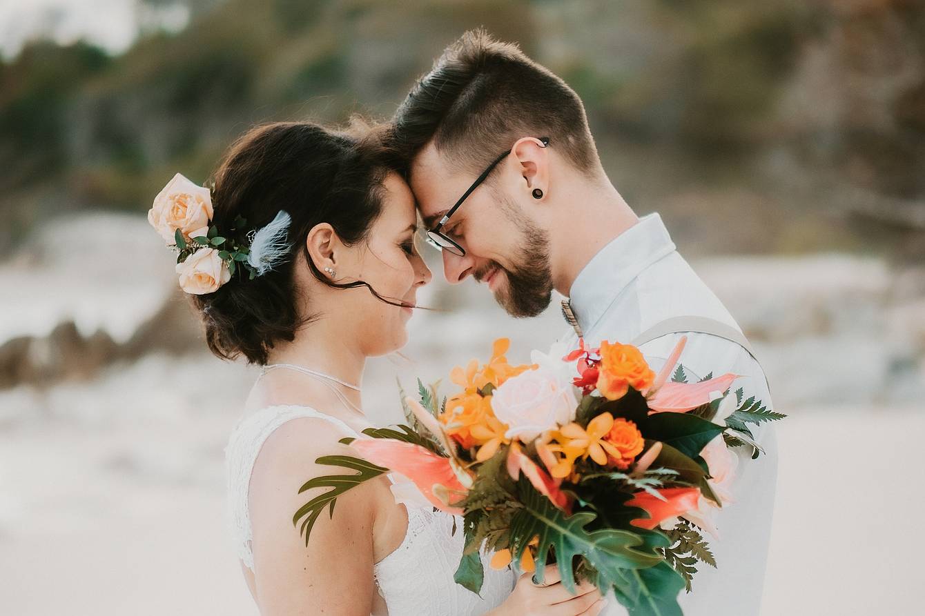 Hochzeit-koh-samui-Brautpaar eng umschlungen am strand mit Brautstrauß
