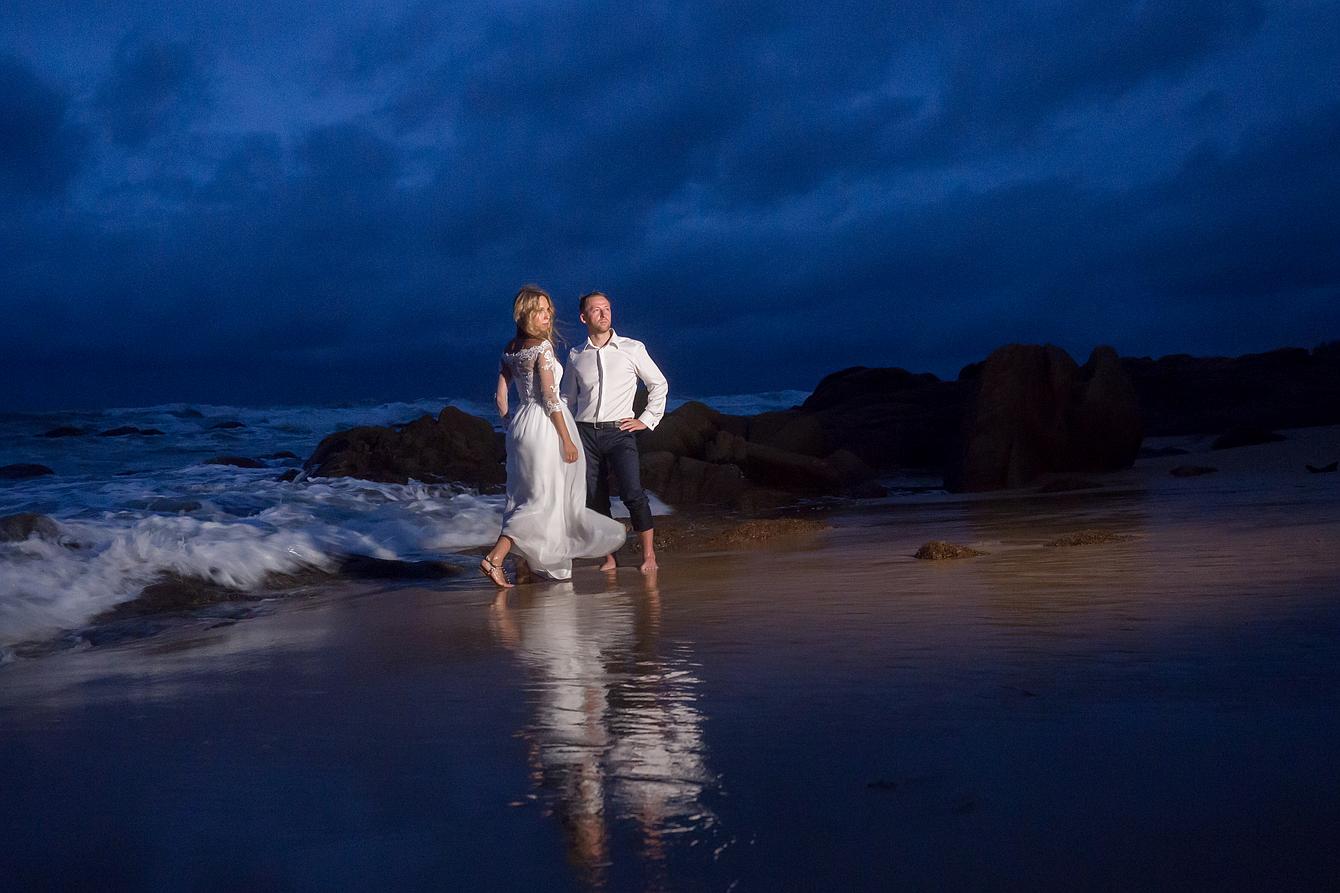 Ein Brautpaar im Abendlicht am Strand von Thailand