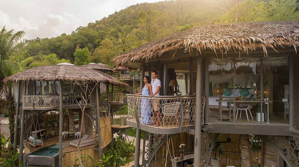Hochzeit und Heiraten zu zweit. Ein Paar steht in den Tree House Villas am Balkon
