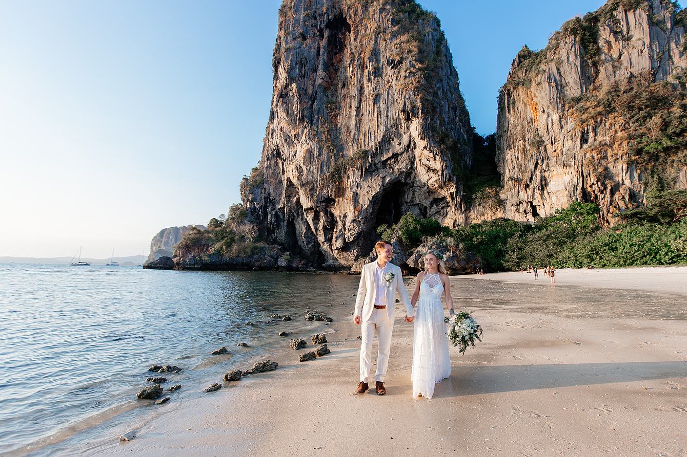 Hochzeitsbilder am Strand . Das Brautpaar am Strand in Krabi