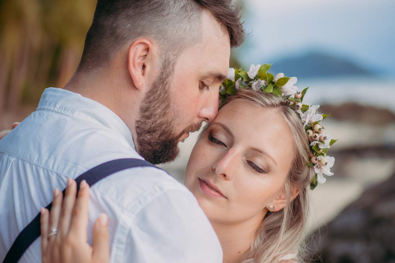 Brautpaar in intimer Pose beim After Wedding Shooting auf Koh Samui